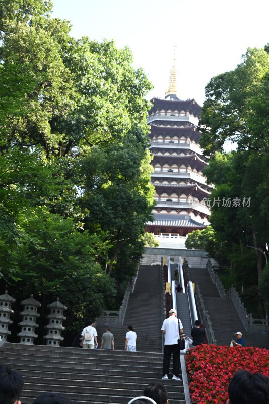 杭州雷峰塔古色古香的多层古塔建筑景观