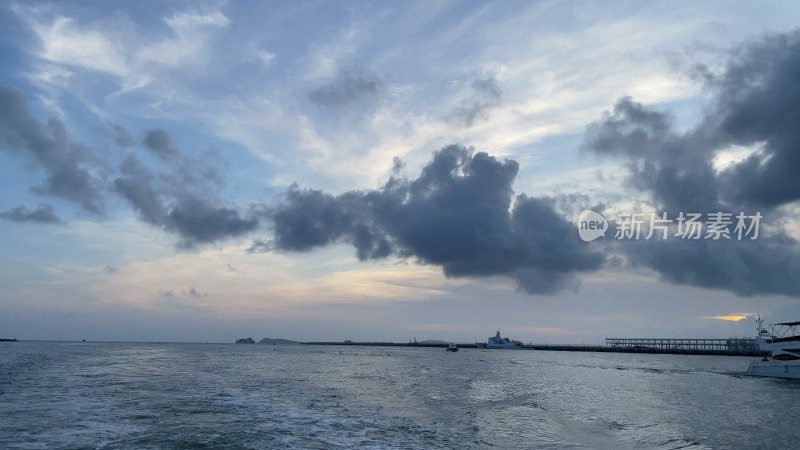 海上航行时的海面浪花与天空