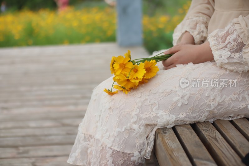 黄色小雏菊与美女