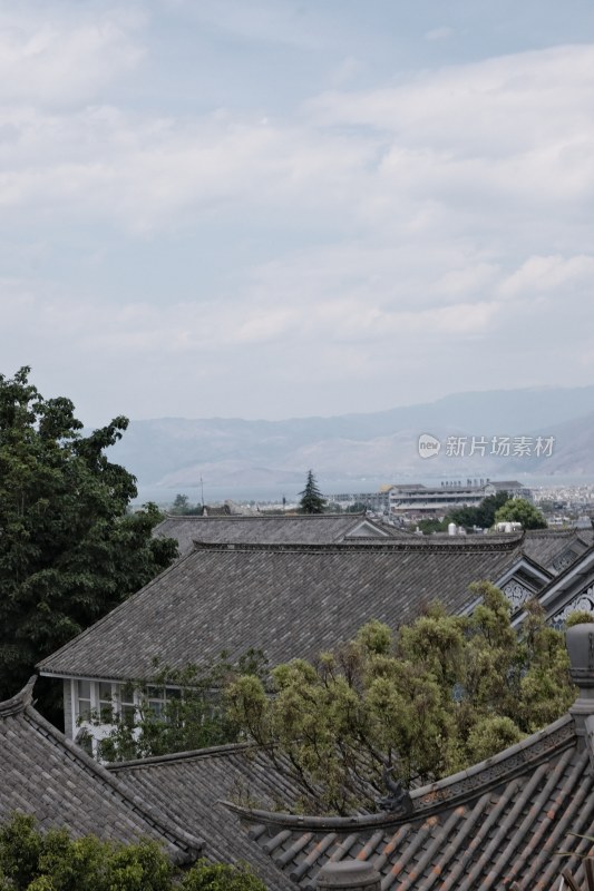 古镇屋顶与远处山峦相映成趣的风景