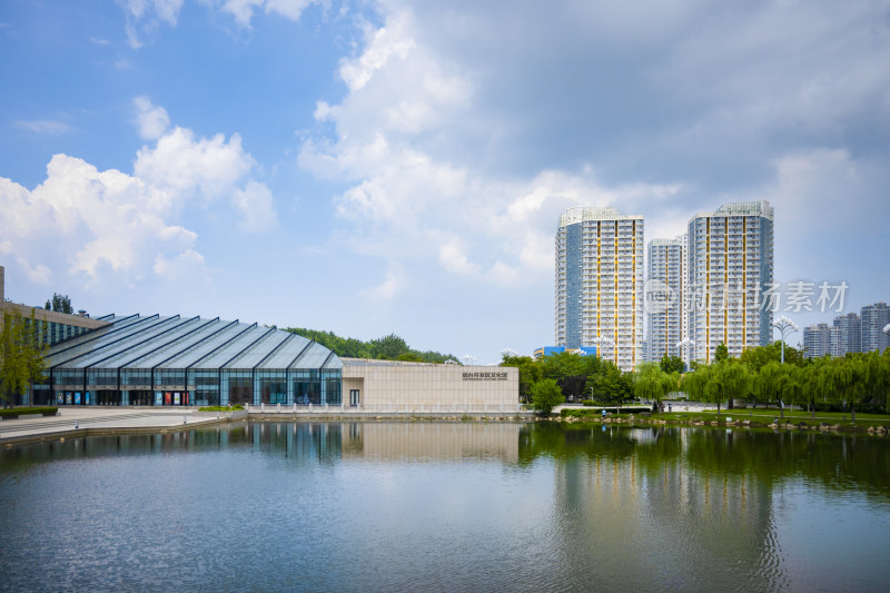 蓝天白云下的烟台开发区文化馆建筑风光