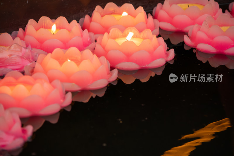 水中祈福莲花灯