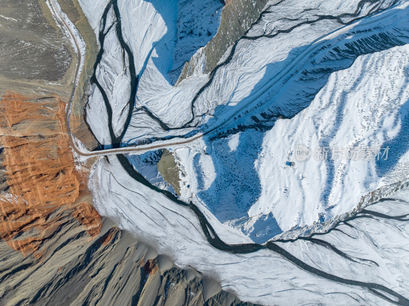 航拍新疆冬季安集海大峡谷雪景雪山山脉河流