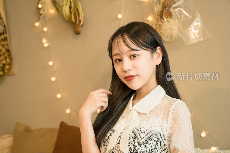 室内休闲女子温柔拨弄头发