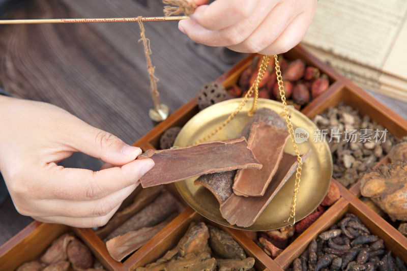 中医药师正在称重中药桂皮