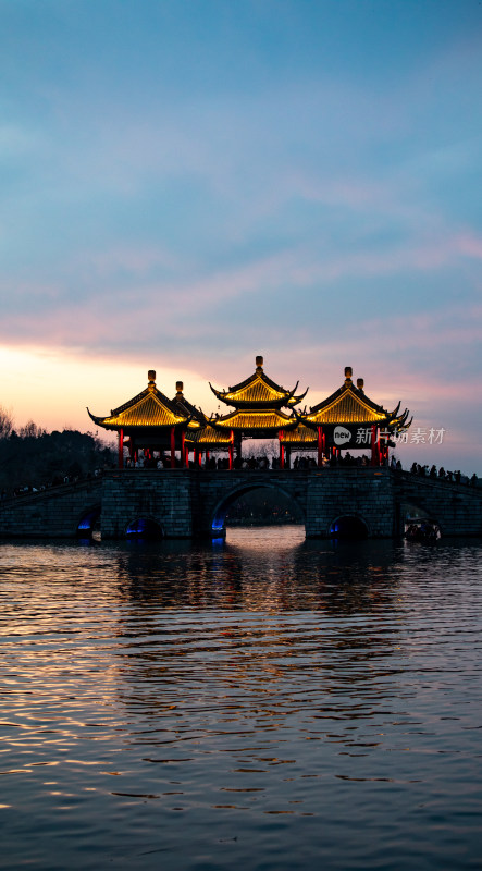 廋西湖五亭桥中式古桥与亭台楼阁黄昏景致