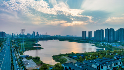武汉黄塘湖公园和旁边的房地产楼盘
