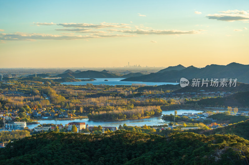 北京秋天风光怀柔水库与国贸CBD同框