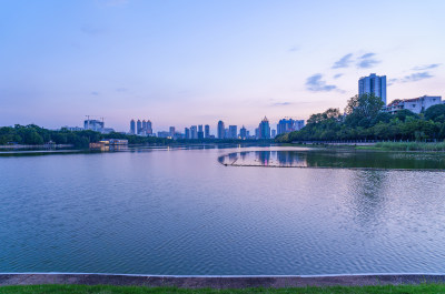 黄昏时南宁南湖公园滨水城市CBD高楼建筑