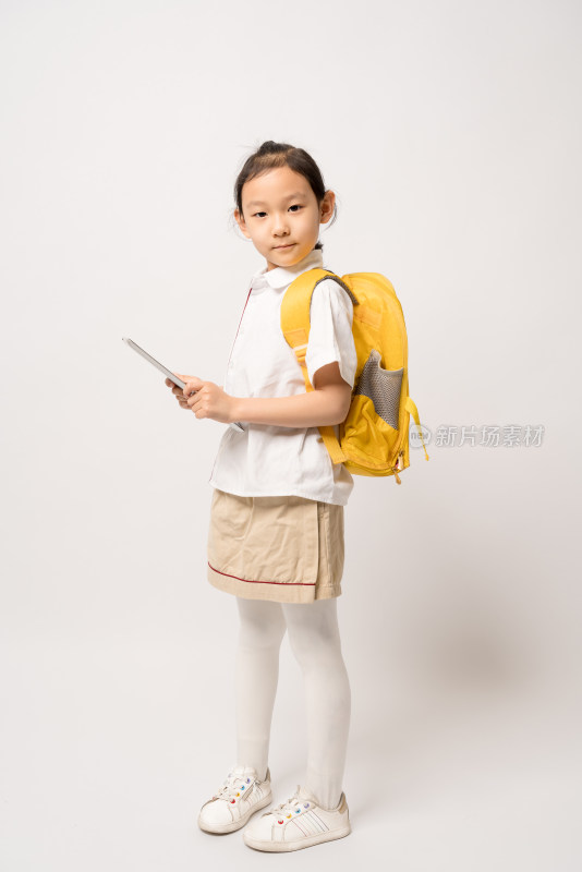 白色背景前拿平板电脑的中国女孩