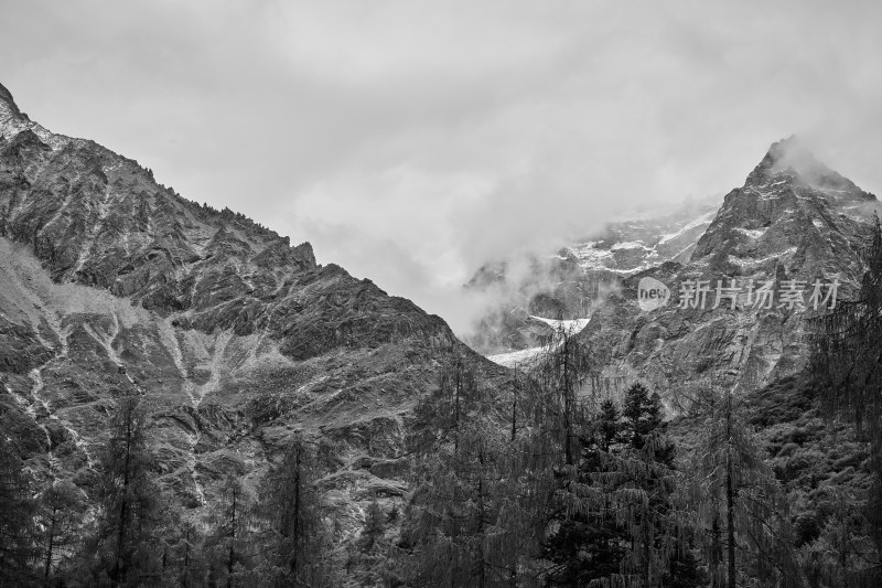 云雾缭绕的雪山