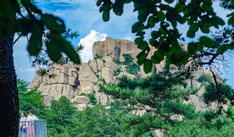 青岛崂山仰口景区，山后有一大团白云