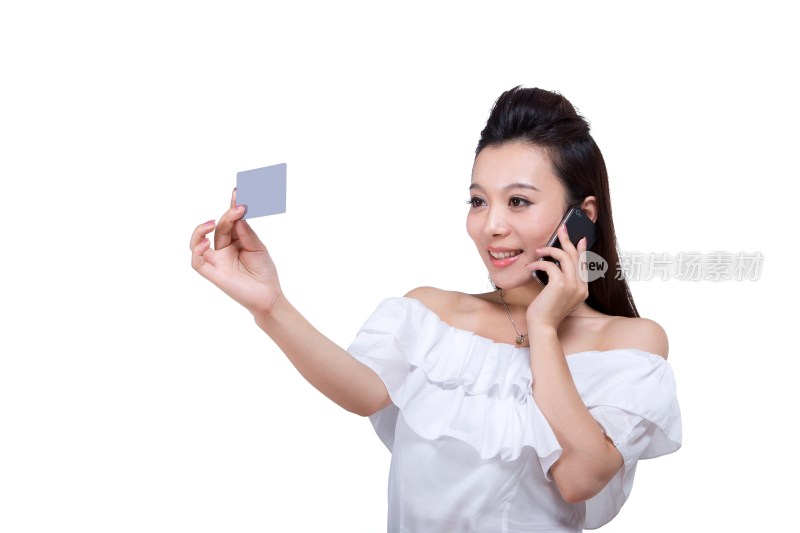 棚拍年轻女人拿着银行卡打手机