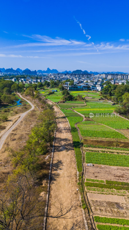 桂林漓江边修建中的公路