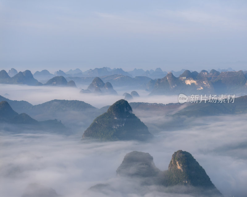 早晨的桂林喀斯特地貌山水云海