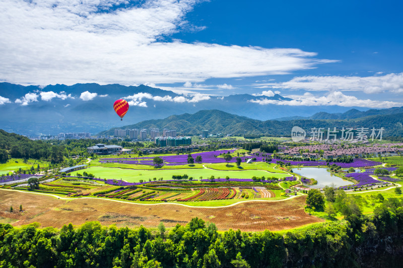 空中俯瞰多彩田野与山川风景