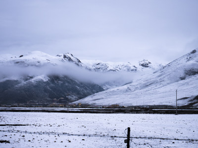 青海三江源玉树冬季雪山