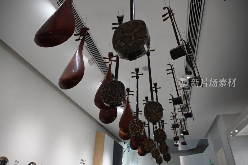 悬挂展示的传统民族乐器