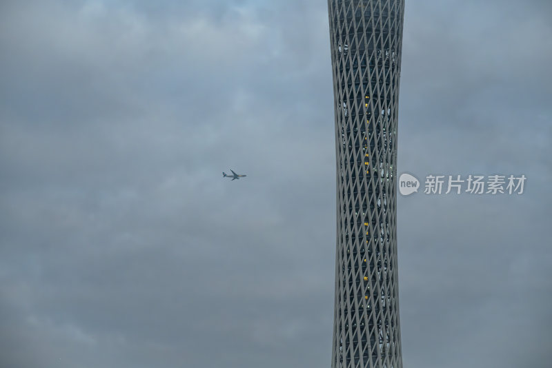 飞机掠过广州塔