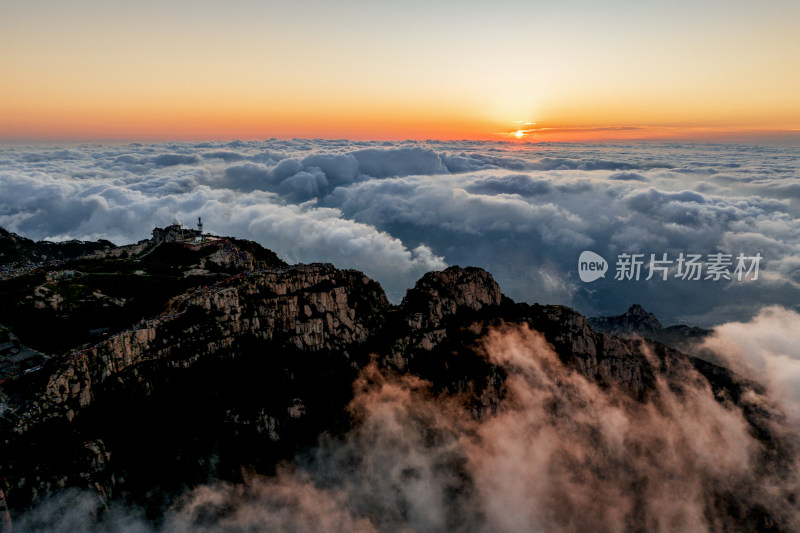 泰山之巅云海日出奇观