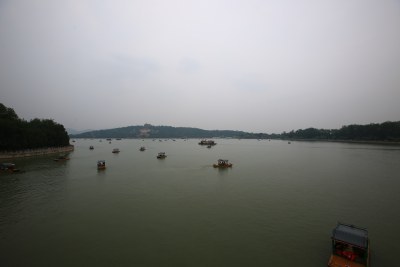 湖面上行驶的多艘小船