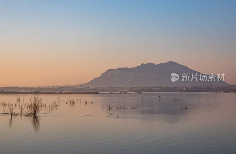 日出时分的湿地湖景