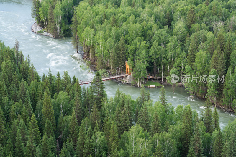 航拍夏季的新疆禾木河