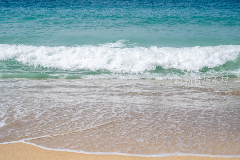 海南三亚亚龙湾沙滩海浪