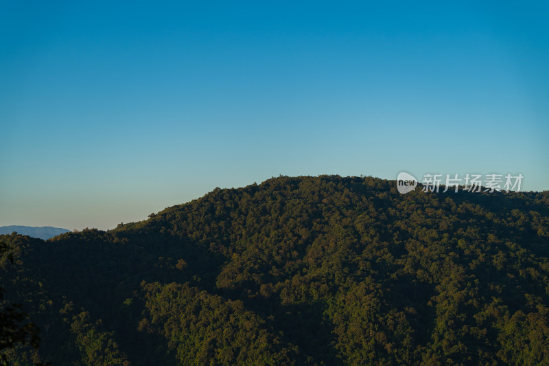 山顶的天空和风景