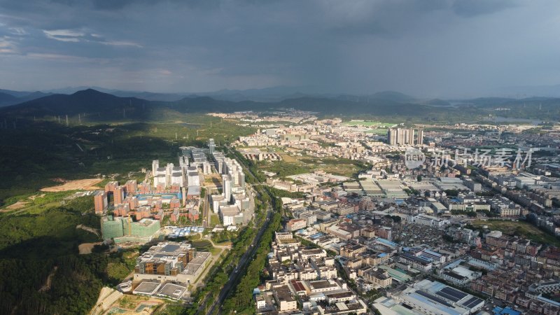 广东东莞：晴雨交加的清溪镇城市风光