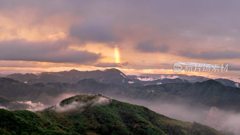 雨后放晴大山山间云海翻腾现彩虹