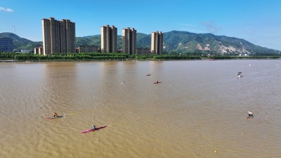 河南省宜阳县洛河上皮划艇比赛激烈进行