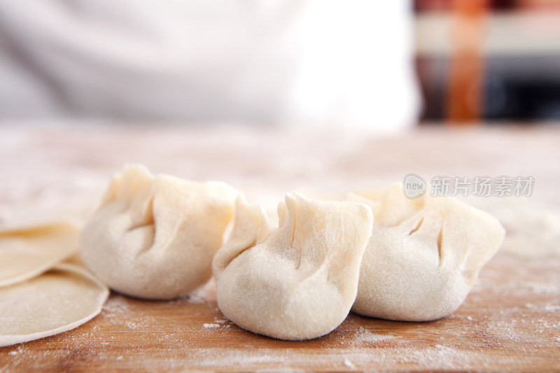 包好的饺子和饺子皮