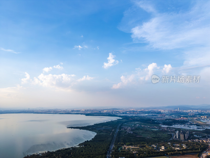 航拍滇池旁的昆明市城市风光