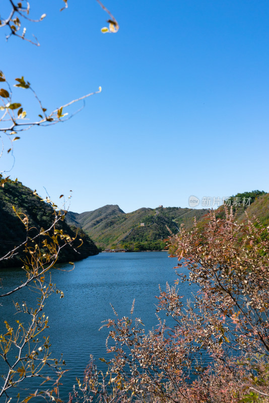 秋天的黄花城水长城景区里的水库群山