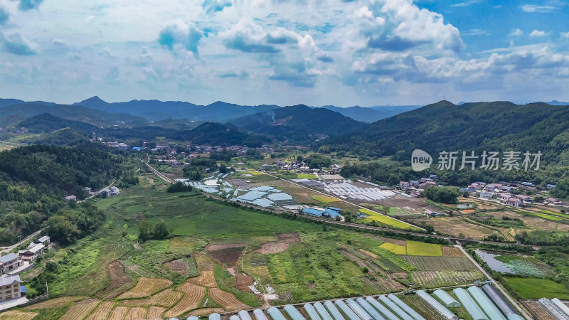 南方山川丘陵梯田农田航拍图