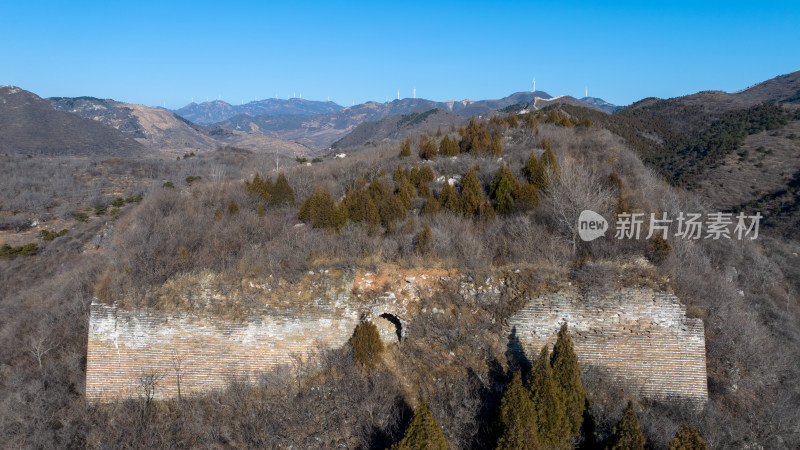 冷口长城山区中带孔洞的古旧城墙遗址