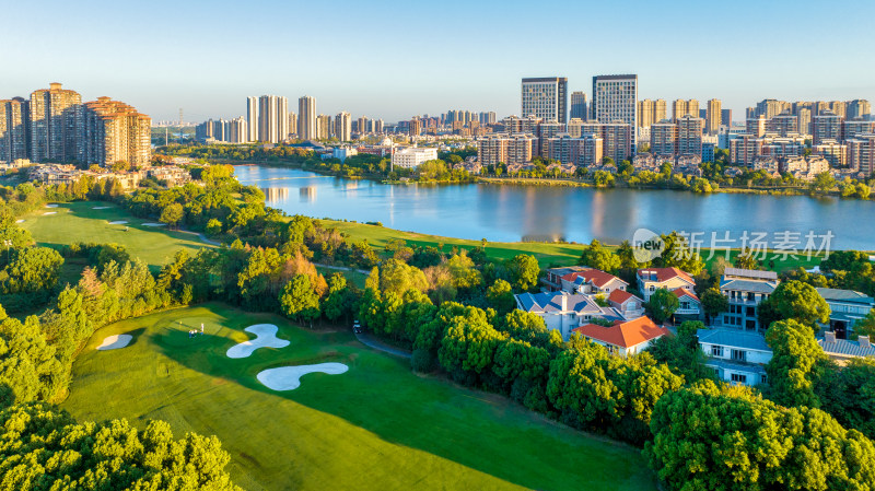 武汉金银湖高尔夫球场与湖边住宅小区