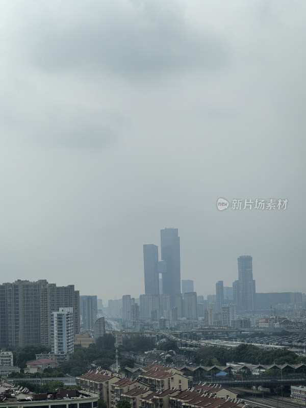 雾霭天气下的城市高楼景象