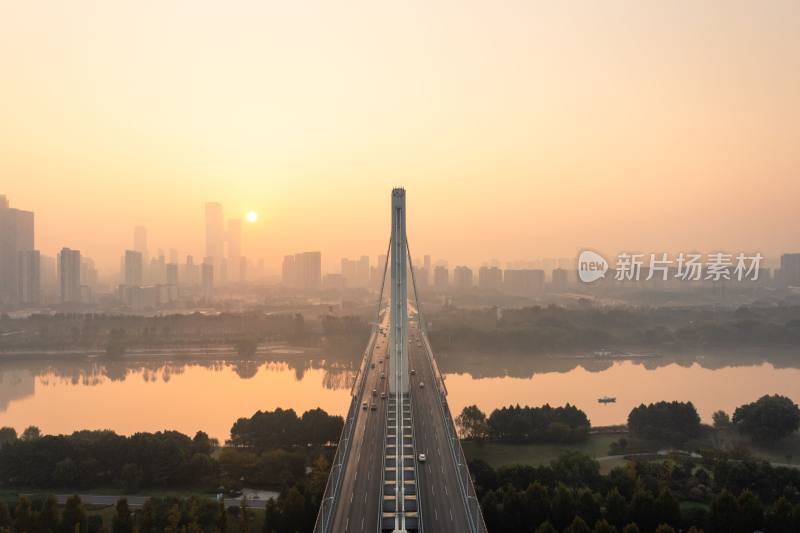 晨雾中的南京江心洲大桥