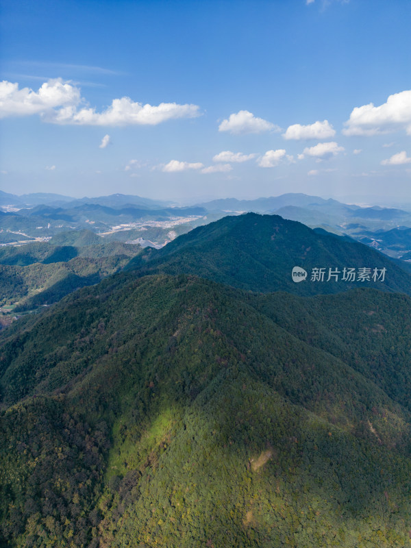 航拍蓝天白云下的青山河流村庄风光