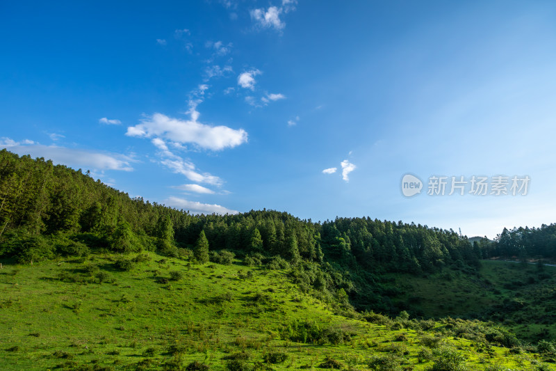 青翠山峦与碧蓝天幕