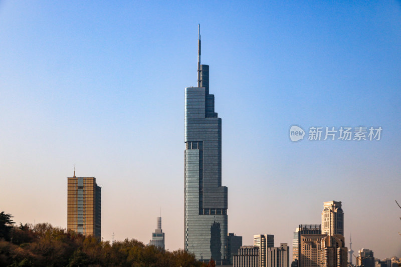 晴空下的南京紫峰大厦