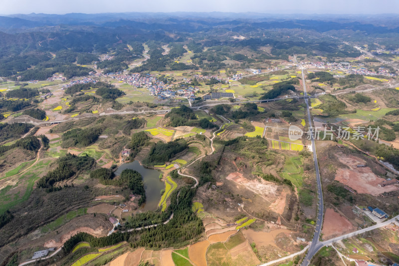 连绵起伏山川丘陵地貌航拍图