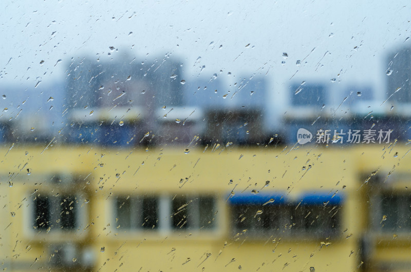 雨天窗外城市建筑景象