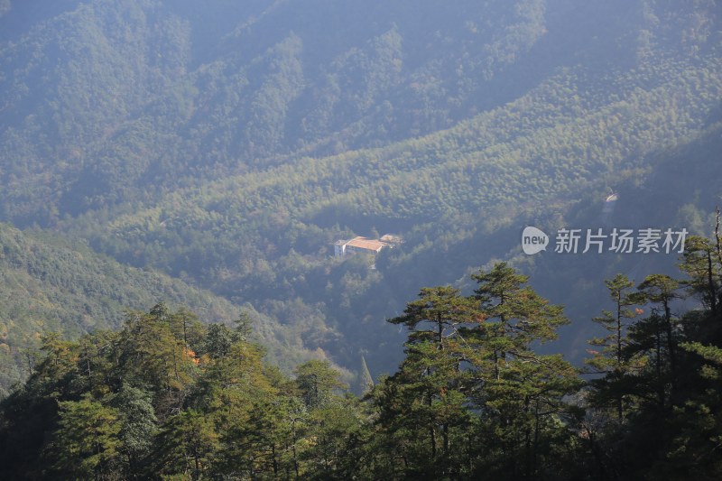 云雾缭绕的山峰