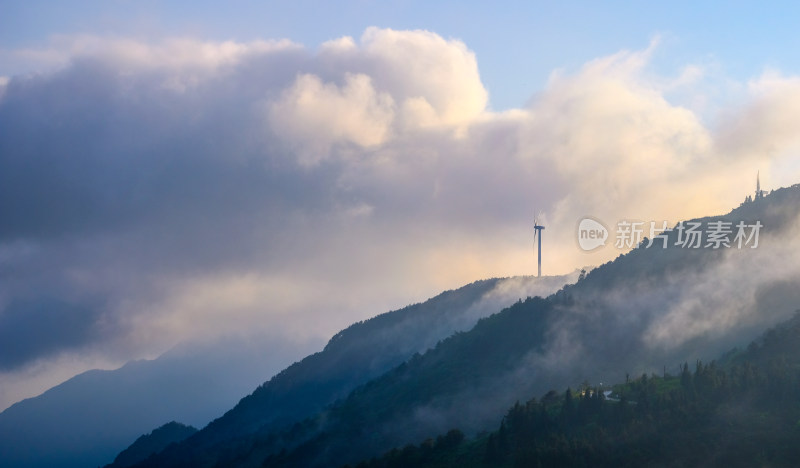 山峦云海与风力发电机景观
