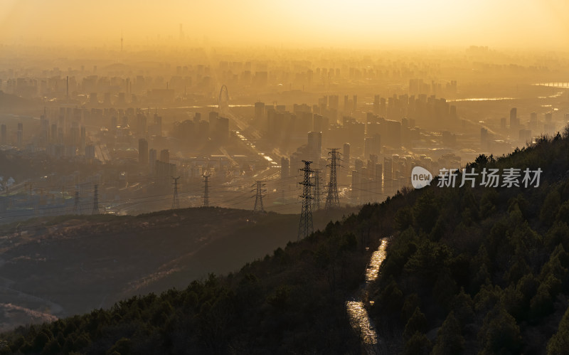 清晨从北京西山俯瞰京西城市全景