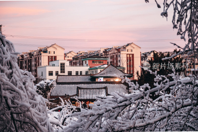 冬季黄昏下的雪景城市