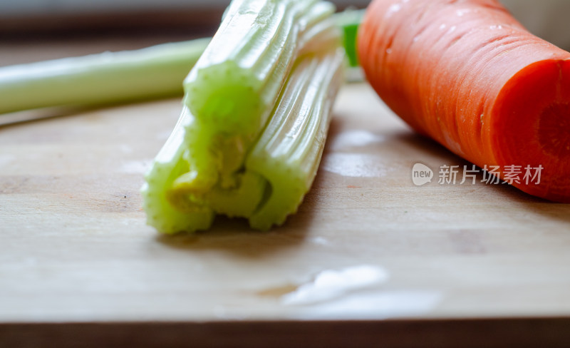 案板上的胡萝卜与芹菜